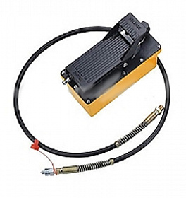 На сайте Трейдимпорт можно недорого купить Насос пневмо-гидравлический со шлангом Trommelberg D104736, 700 атм. 